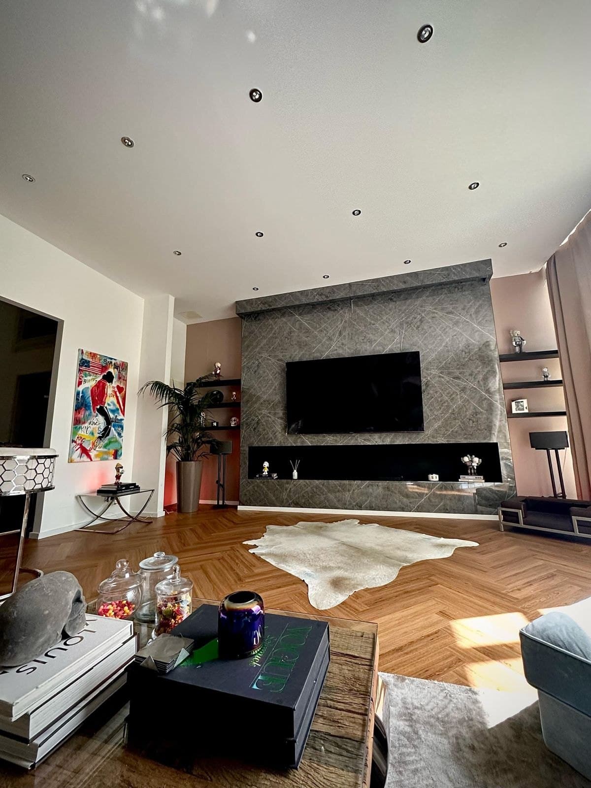 Medienwand mit Kamin